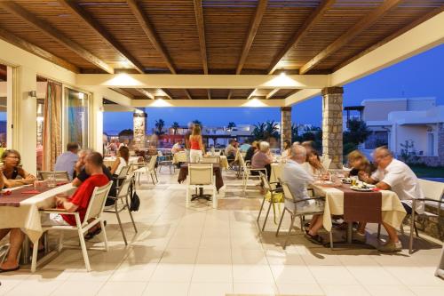 ห้องอาหารหรือที่รับประทานอาหารของ Natura Park Village Hotel & Spa