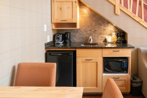 Una cocina o cocineta en Fox Hotel and Suites