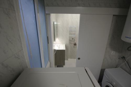 La petite salle de bains est pourvue d'une douche et de toilettes. dans l'établissement ATICO OLD TOWN -La Nonna, à Alicante