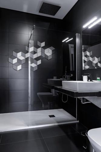 a bathroom with a sink and a mirror at Ilheu 25 Peniche House in Peniche