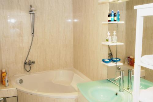 un bagno con vasca, doccia e lavandino di Appartement Cosy et Lumineux idéalement placé a Boulogne-sur-Mer