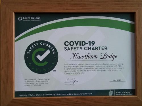 Un certificado, premio, letrero u otro documento en Hawthorn Lodge