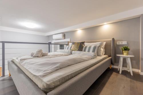 1 cama blanca grande en una habitación con en W33 - Prime Location - Comfortable Quality Apartments by BQA, en Budapest