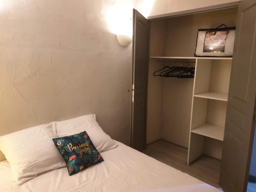 a bedroom with a bed with a pillow on it at CÉVENNES MAISONNETTE DANS RÉSIDENCE DE VACANCES in Sauve