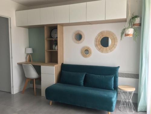 - un salon avec un canapé bleu et des miroirs dans l'établissement Studio 100m de la mer, à Nice