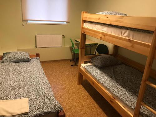 Двухъярусная кровать или двухъярусные кровати в номере SIA Cikstonis