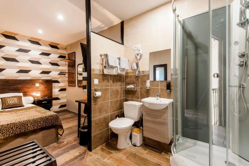 a bathroom with a toilet sink and a shower at Hôtel de Charme Le Provence in Salon-de-Provence