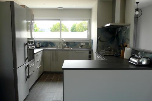 une cuisine avec un comptoir et une fenêtre. dans l'établissement Ty-Glaz, à Guérande