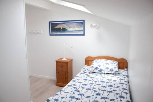 een slaapkamer met een bed en een foto aan de muur bij Dokaetchea in Urrugne