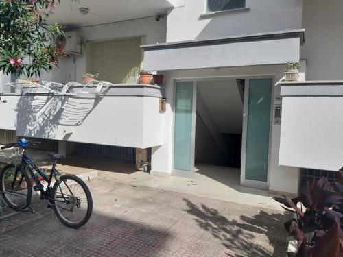 una bicicleta estacionada frente a un garaje en APPARTAMENTO ISIDE fronte spiaggia, en Fossacesia