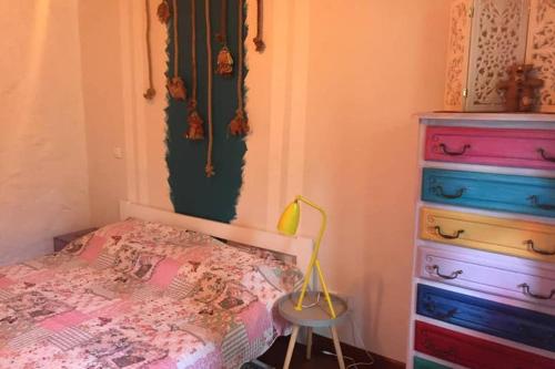 1 dormitorio con 1 cama y vestidor en VITIcoloris - Remise Viticole, en Pépieux