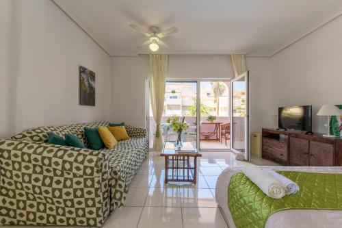 a living room with a couch and a television at Apartemento Studio Chayofa Country Club in Chayofa