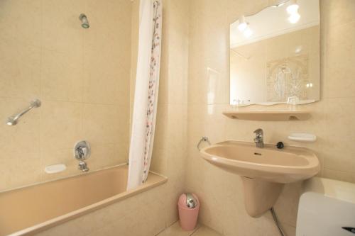 e bagno con lavandino, specchio e vasca. di Apartemento Studio Chayofa Country Club a Chayofa