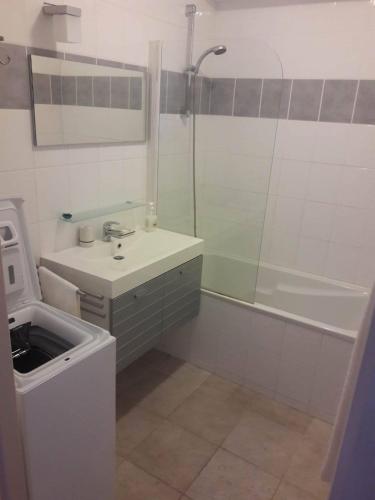 une salle de bain avec un lavabo, une douche et une baignoire dans l'établissement Le Lougo, à Gérardmer