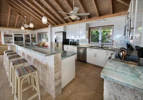 Η κουζίνα ή μικρή κουζίνα στο BEACHCOMBER VILLA