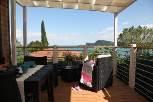 a patio with a table and chairs on a balcony at Campeggio Europa Silvella in San Felice del Benaco