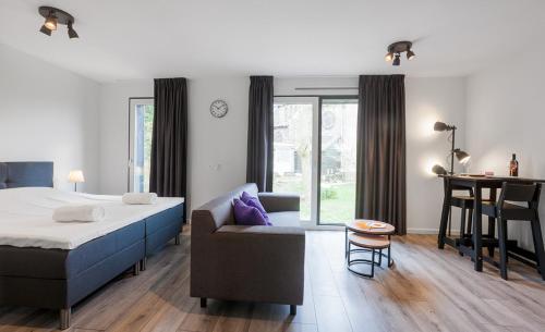アムステルダムにあるGreenstayのベッドルーム1室(ベッド1台、椅子、テーブル付)