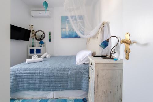 Letto o letti in una camera di Ricos Two Bedroom House - Naoussa Paros