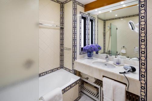 een badkamer met een wastafel en een spiegel bij Victory Village T1 & Rooftop terrace in Quinta do Lago