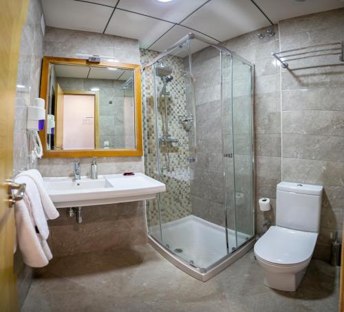 Puerta Salinas Isla Cristina في إيسلا كريستينا: حمام مع دش ومغسلة ومرحاض