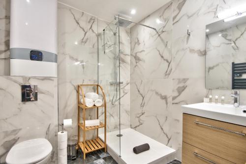 une salle de bain avec une douche, des toilettes et un lavabo dans l'établissement Home Inn - Centre ville - Nice, à Nice