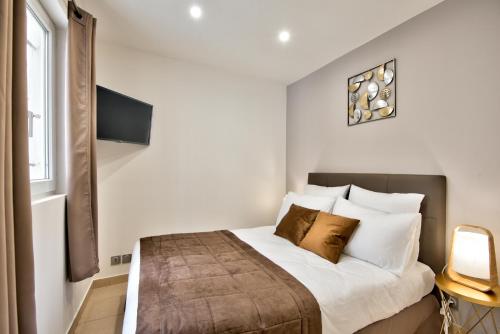 Un pat sau paturi într-o cameră la Home Inn - Centre ville - Nice