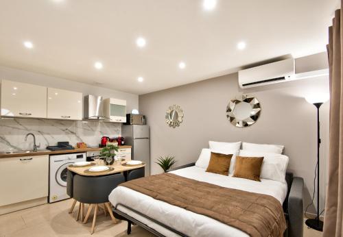 une chambre avec un lit et une petite cuisine dans l'établissement Home Inn - Centre ville - Nice, à Nice