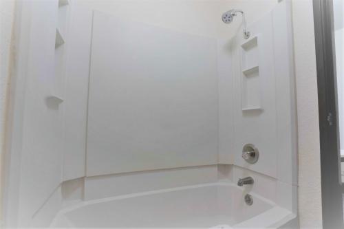 Un baño de Super 8 by Wyndham Spokane Valley