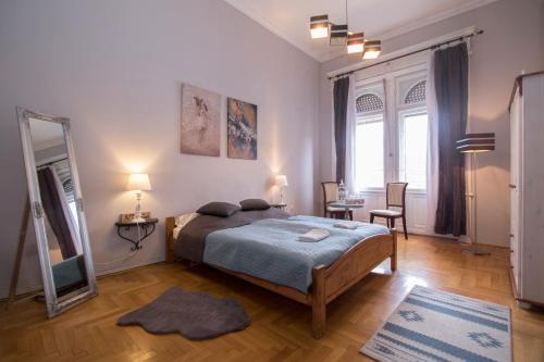 Posteľ alebo postele v izbe v ubytovaní Belvárosi Vintage Apartman a sétálóutcán