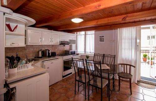 Kuchyňa alebo kuchynka v ubytovaní Belvárosi Vintage Apartman a sétálóutcán