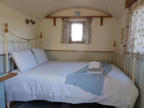 a bedroom with a white bed with a window at les trois bergers in Serley