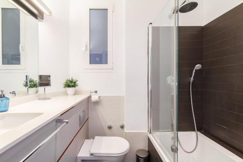 a bathroom with a shower and a toilet and a sink at Muy Luminoso a 5 min del centro de Bilbao in Bilbao