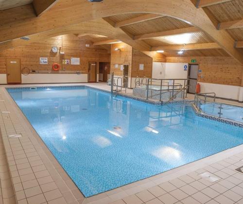 Πισίνα στο ή κοντά στο Fenna Lakeside Lodge - Pine Lake Resort