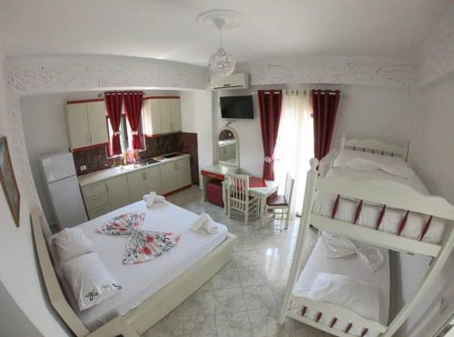 1 Schlafzimmer mit 2 Etagenbetten und einer Küche in der Unterkunft Poseidon Hotel Ksamil in Ksamil