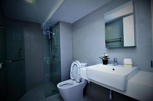 蕉赖MLH Designer Duplex Suite @ EkoCheras的带水槽、马桶和镜子的浴室