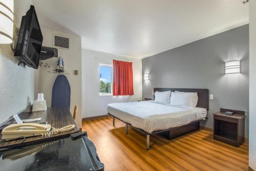 מיטה או מיטות בחדר ב-Americas Best Value Inn-Knoxville East