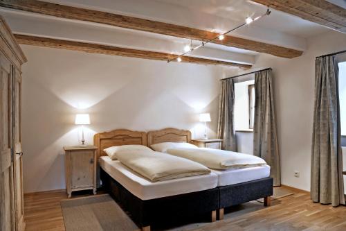 1 dormitorio con 1 cama grande en una habitación en Apartment Nester, en Stumm