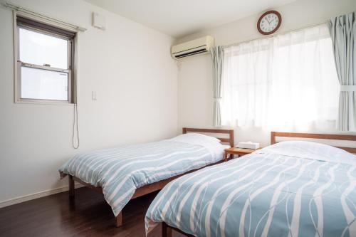 Tempat tidur dalam kamar di KOSHIGOE seaside inn