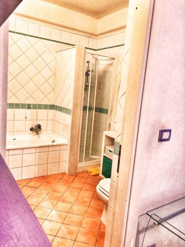 Bilik mandi di Villa Ila