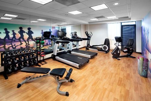 Das Fitnesscenter und/oder die Fitnesseinrichtungen in der Unterkunft Hyatt Place Topeka