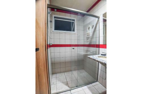 y baño con ducha y puerta de cristal. en Apartamento com vista para o mar e wi-fi - HB21F, en Florianópolis