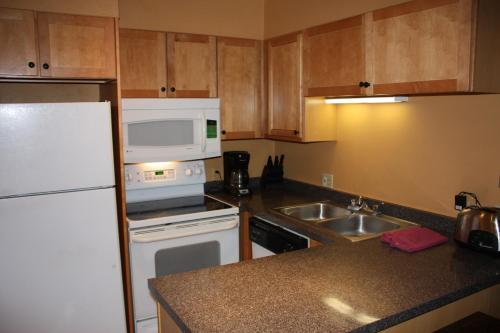 eine Küche mit einem weißen Kühlschrank und einer Spüle in der Unterkunft Vail Point in Vail