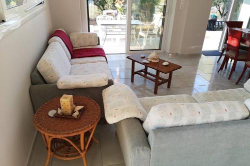 sala de estar con sofá y mesa en Panorama View Apartment 2 en Áyioi Apóstoloi