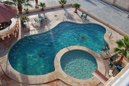 an overhead view of a swimming pool at a hotel at Hotel Plaza Peñasco in Puerto Peñasco
