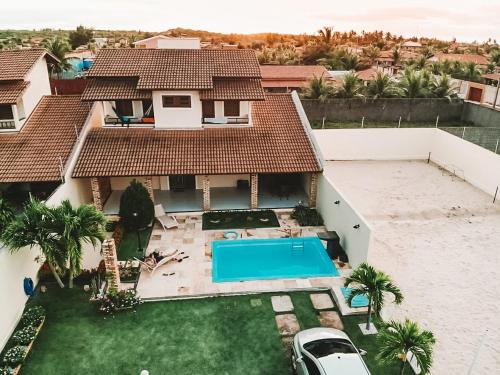 una vista aérea de una casa con piscina en Bela Casa na Praia de Águas Belas, en Caponga