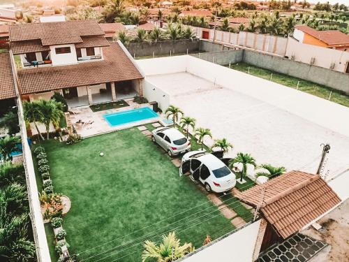 una vista aérea de una casa con dos coches aparcados en un patio en Bela Casa na Praia de Águas Belas, en Caponga