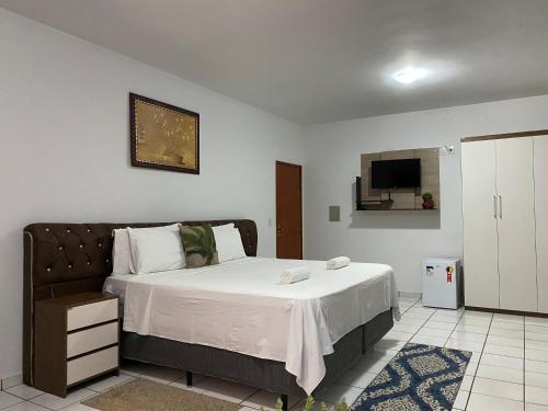 a bedroom with a bed and a tv on the wall at B & A Suites Inn Hotel - Quarto Luxo Infinite in Anápolis