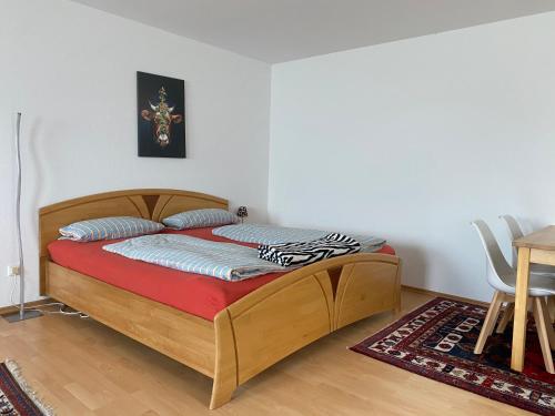 ein Schlafzimmer mit einem Holzbett in einem Zimmer in der Unterkunft Schwarzwaldidylle in Waldachtal