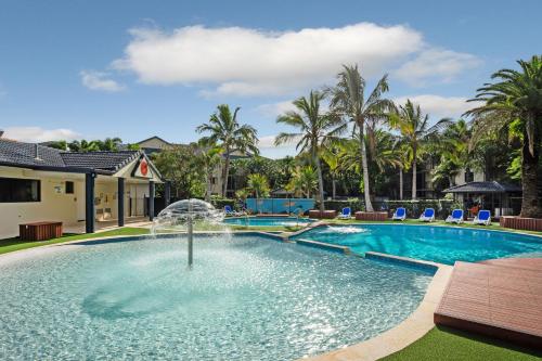 una piscina con una fuente en un complejo en Turtle Beach Resort en Gold Coast
