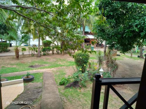 Κήπος έξω από το Nazri's Place 2